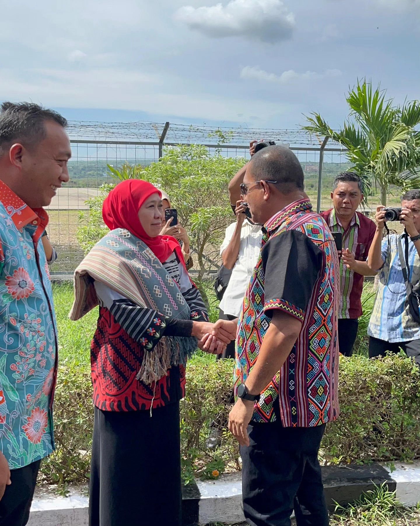 Gubernur NTT Melki Laka Lena menyambut kedatangan Gubernur Jawa Timur Khofifah Indar Parawansa di Kupang. (IST)