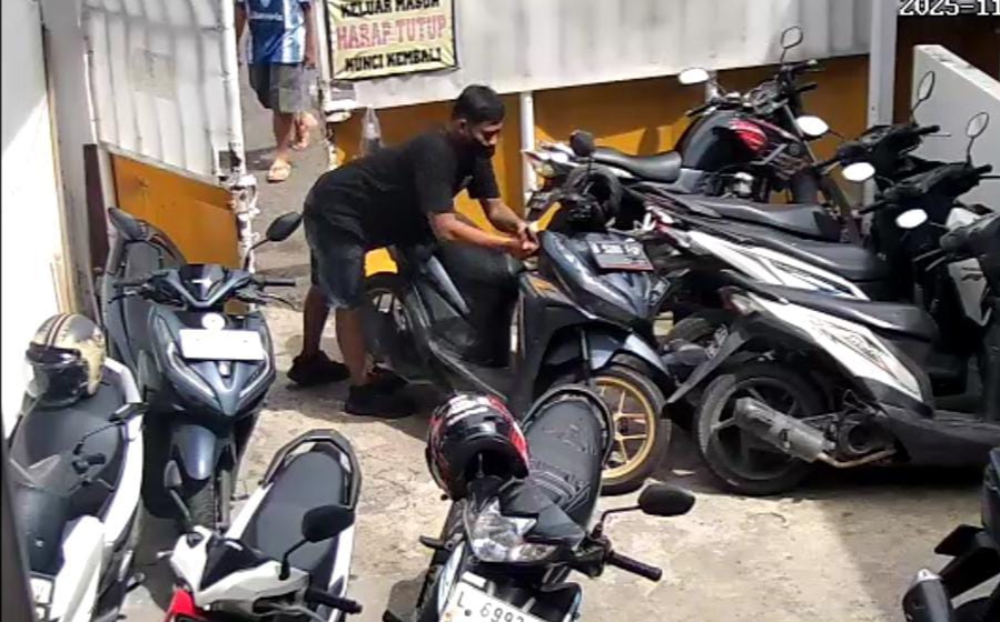 MERESAHKAN : Seorang pencuri motor (kaos hitam) terekam CCTV dan digagalkan korbannya saat beraksi di kos Jalan Gebang Wetan, Sukolilo, Surabaya.(IST/RADAR SURABAYA)
