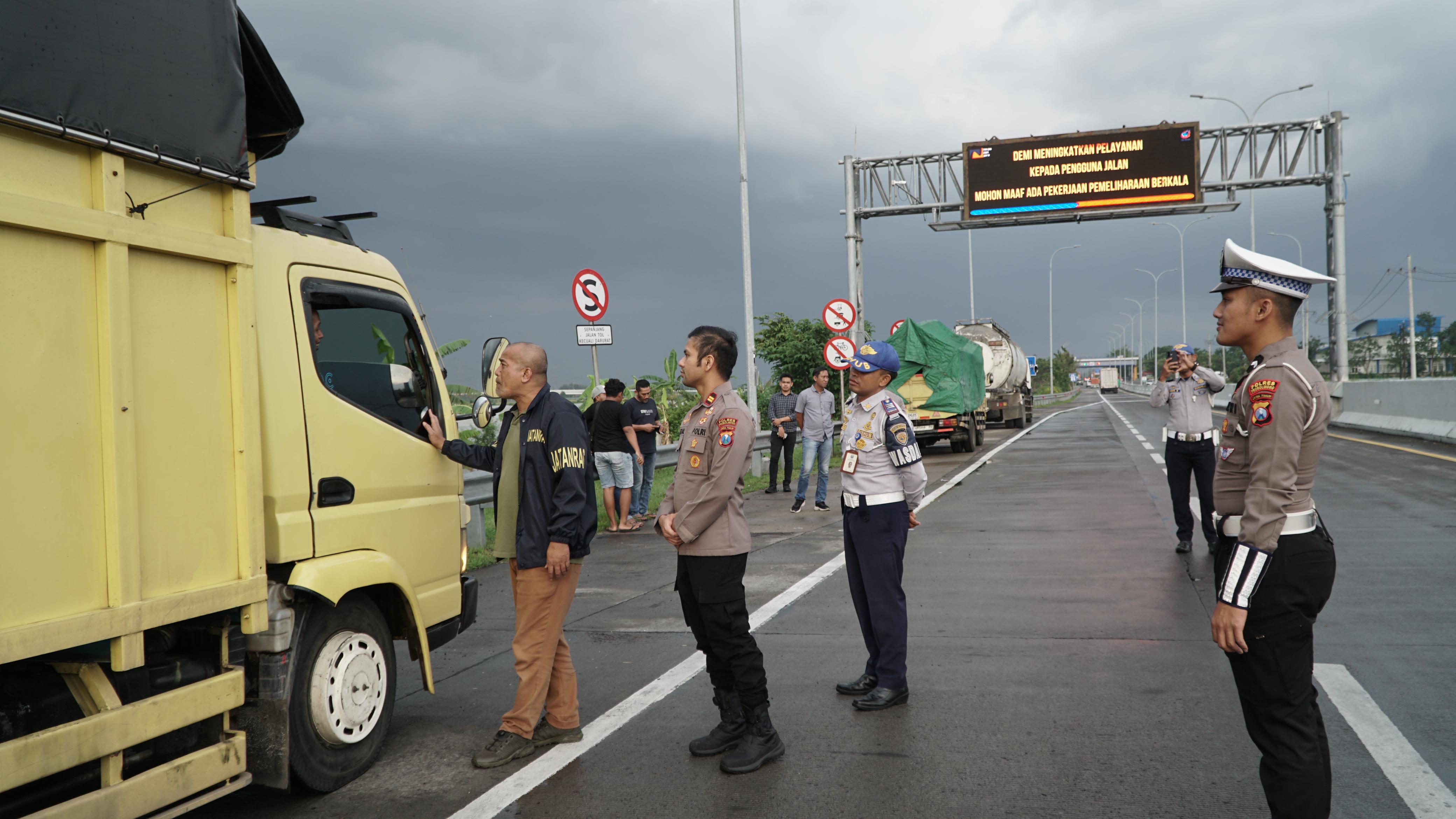 PREVENTIF : Kasubdit III Jatanras Polda Jawa Timur AKBP Arbaridi Jumhur  memberikan sosialiasi. Ia menjamin keamanan jalur distribusi logistik di akses masuk Tol Probolinggo.(IST/RADAR SURABAYA)