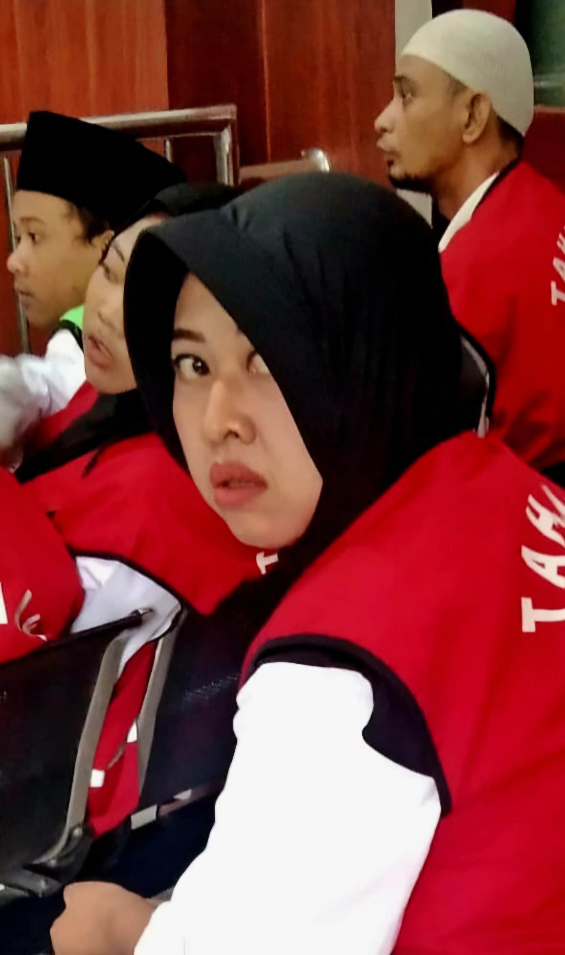 DISIDANG: Terdakwa saat menjalani sidang di PN Surabaya. Wanita ini menipu dua toko emas senilai Rp 300 juta. (IST/RADAR SURABAYA)