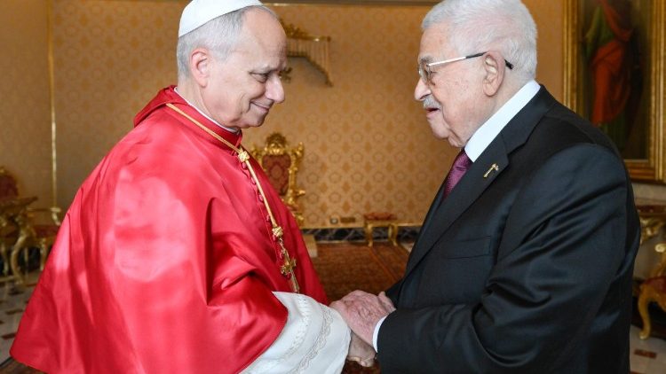 Paus Leo IV bersama Presiden Palestina Mahmoud Abbas di Kota Vatikan. (IST)