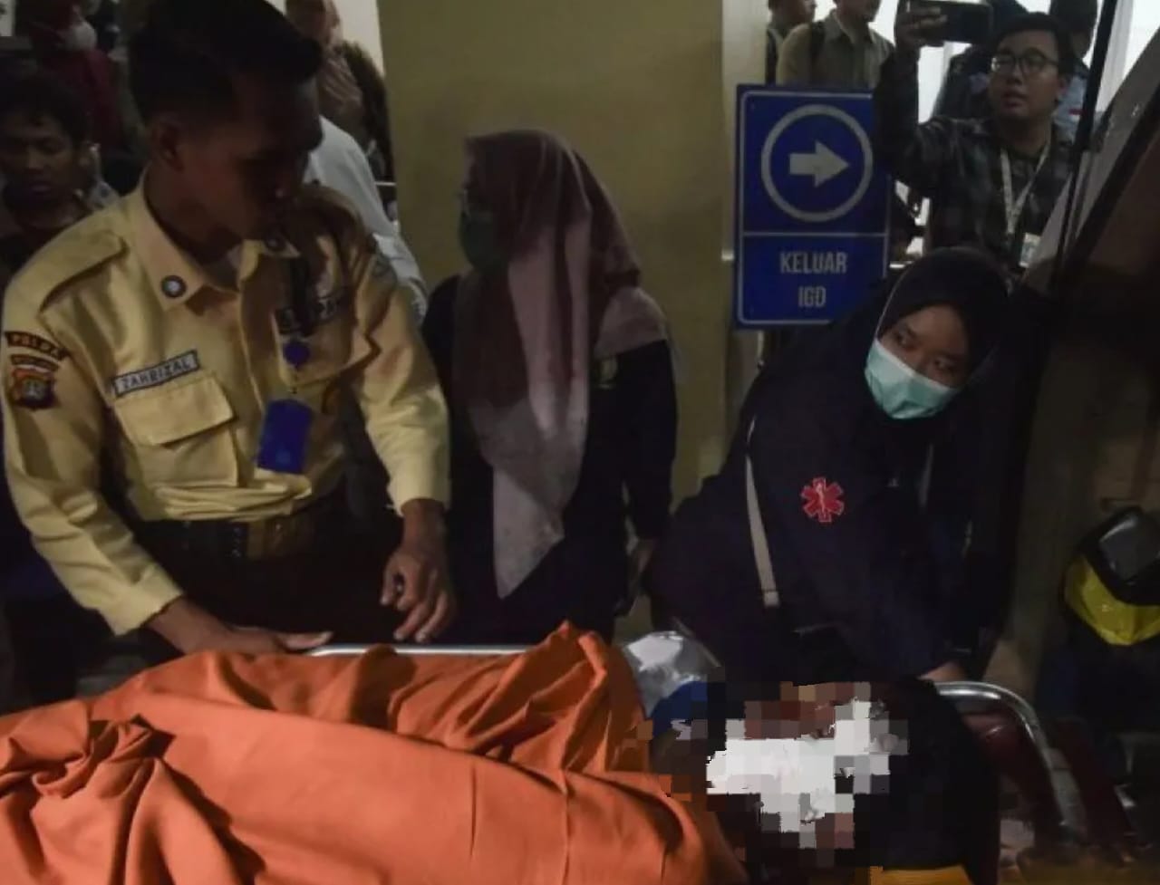 Salah satu korban ledakan di SMAN 72 Jakarta saat dievakuasi tim medis.