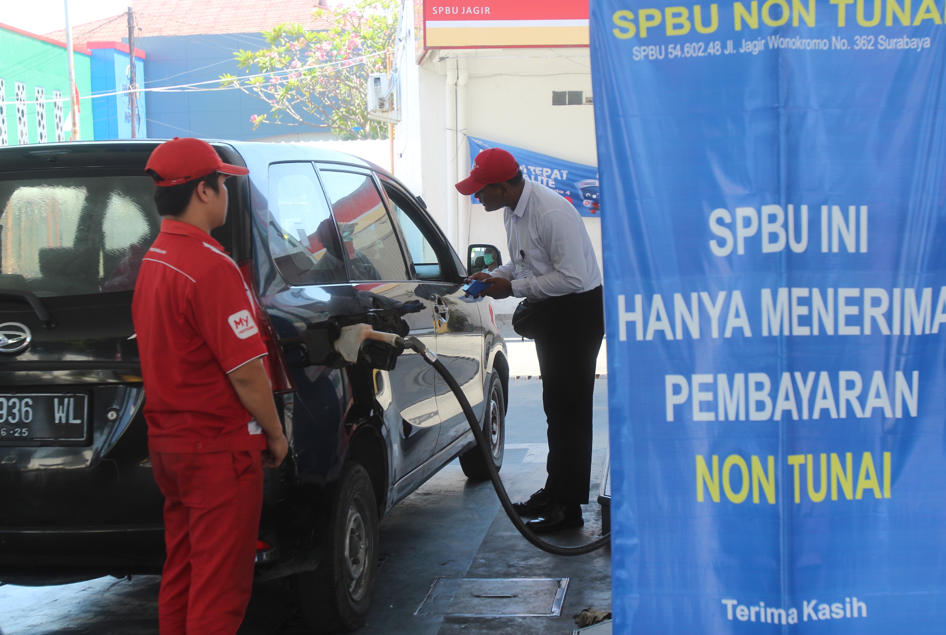 Aktivitas pengisian BBM di SPBU.
