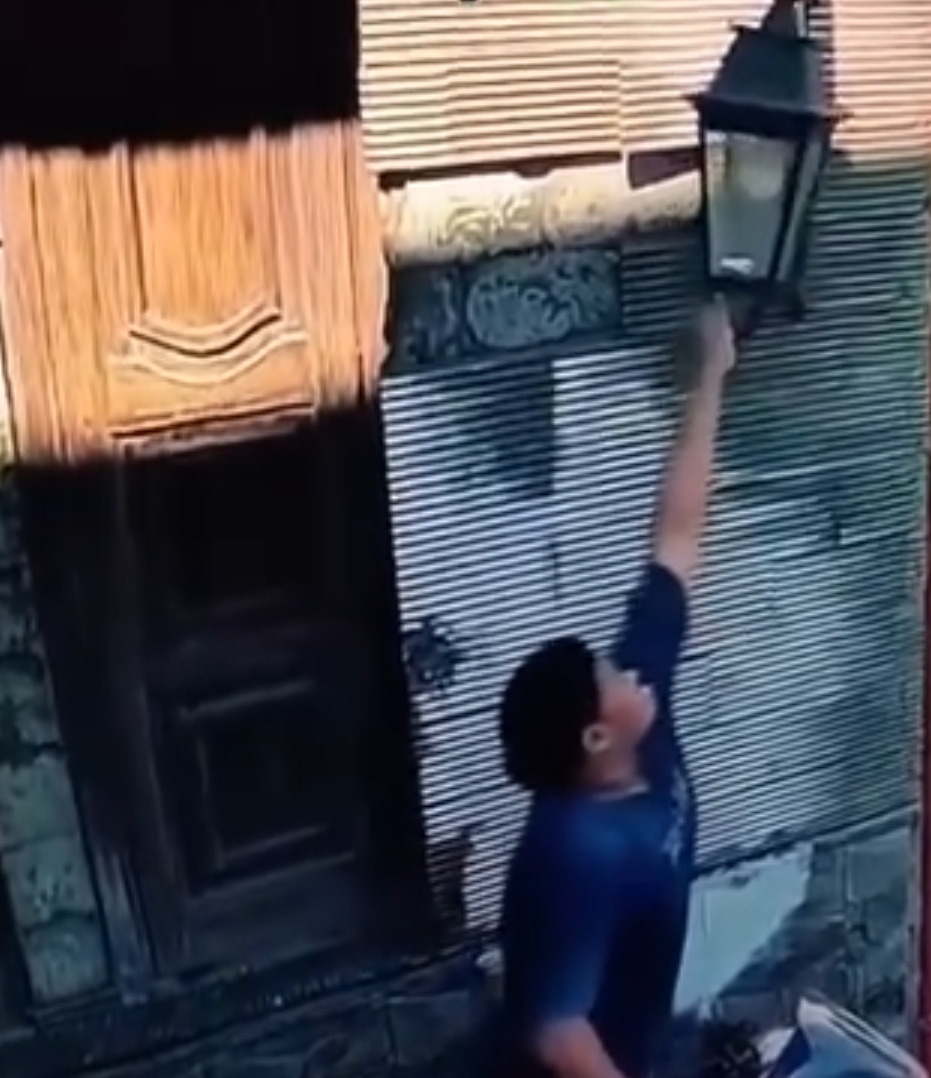 TEREKAM CCTV: Pencuri lampu hias di Kota Lama, Surabaya, ini akhirnya ditangkap Unit Jatanras Satreskrim Polrestabes Surabaya. (IST/RADAR SURABAYA)