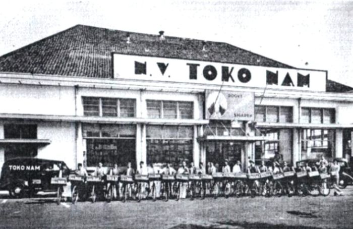 KURIR: Toko Nam dengan tim layanan antar yang mengantarkan barang yang dibeli konsumen ke rumah mereka.