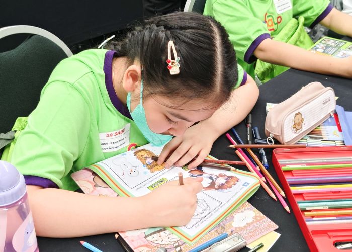 FOKUS: Satu dari 720 peserta yang mengikuti ujian Manga Internasional Ryoma Manga Kentei 2025 di Fairway Nine Mall, Surabaya, Minggu (9/11).