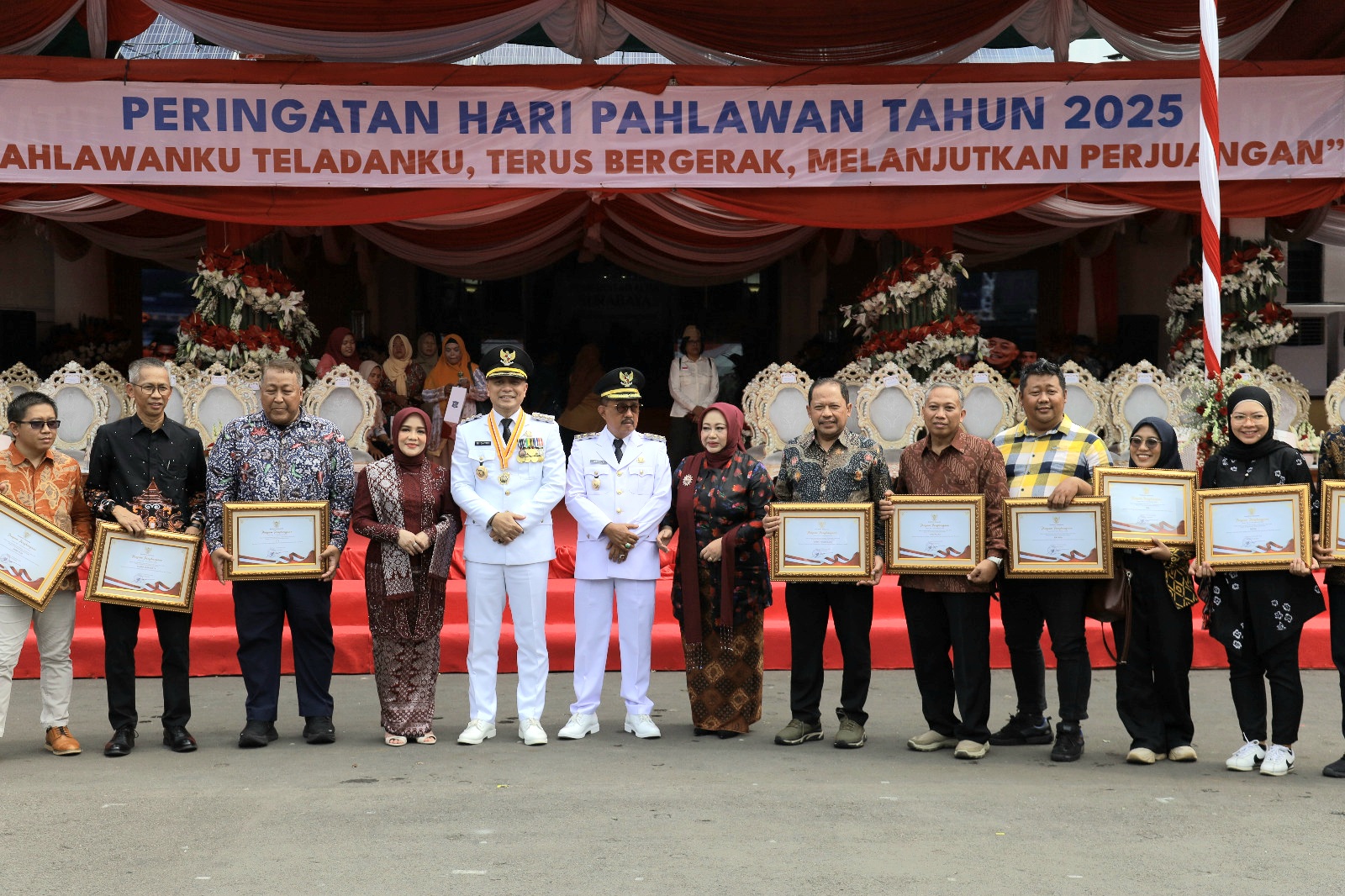 BERDEDIKASI: Wali Kota Surabaya Eri Cahyadi dan Wakil Wali Kota Armuji beserta ibu foto bersama peraih penghargaan di Balai Kota Surabaya. (SURYANTO/RADAR SURABAYA)