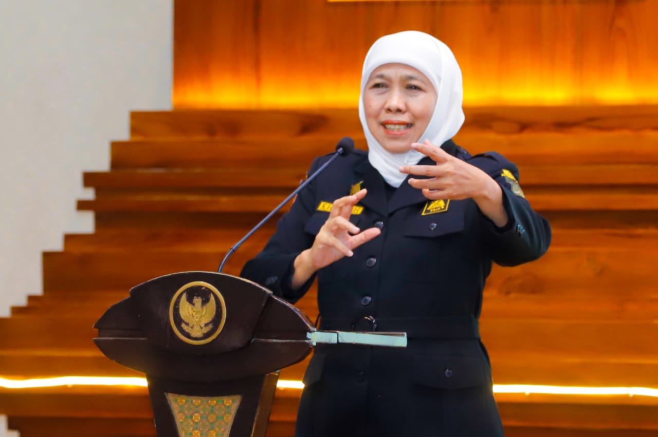 BERSYUKUR: Gubernur Jawa Timur Khofifah Indar Parawansa berterima kasih terkait penganugerahan Gus Dur, Syaikhona Kholil, dan Marsinah sebagai Pahlawan Nasional. (IST/RADAR SURABAYA)