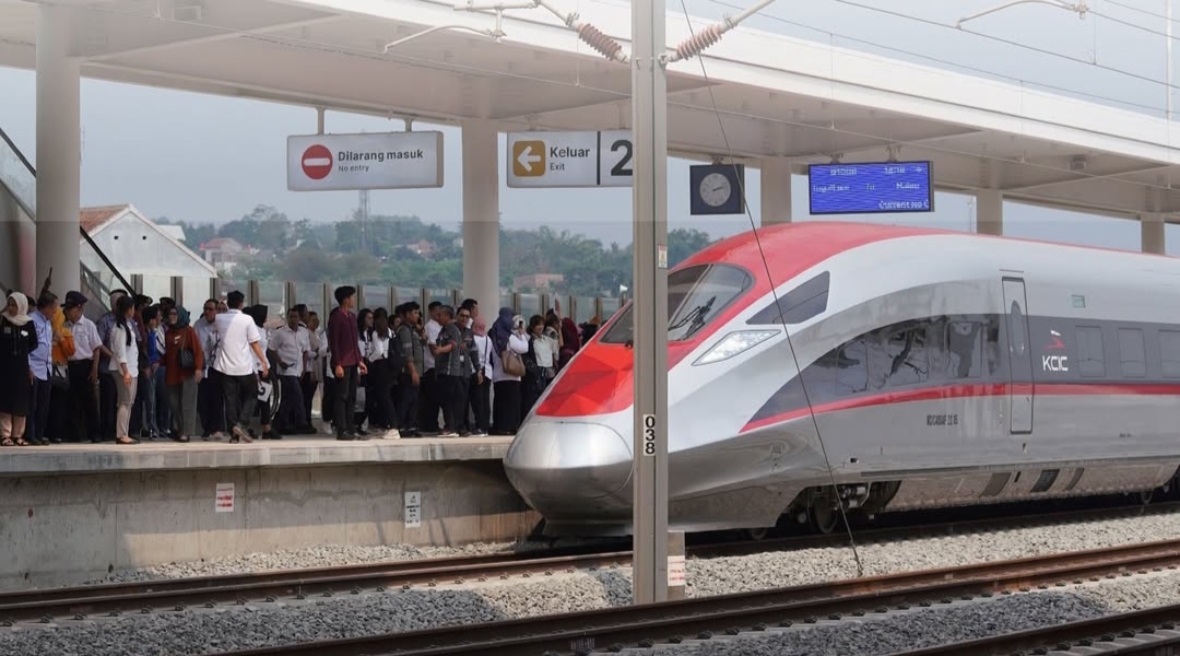 Kereta cepat Jakarta-Bandung alias Whoosh.