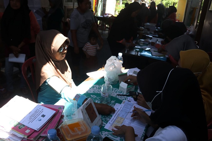 PERIKSA: Aktivitas pemeriksaan kesehatan di Posyandu Keluarga di Posga Garuda Enam, Kelurahan Tegalsari, Surabaya, Senin (10/11).
