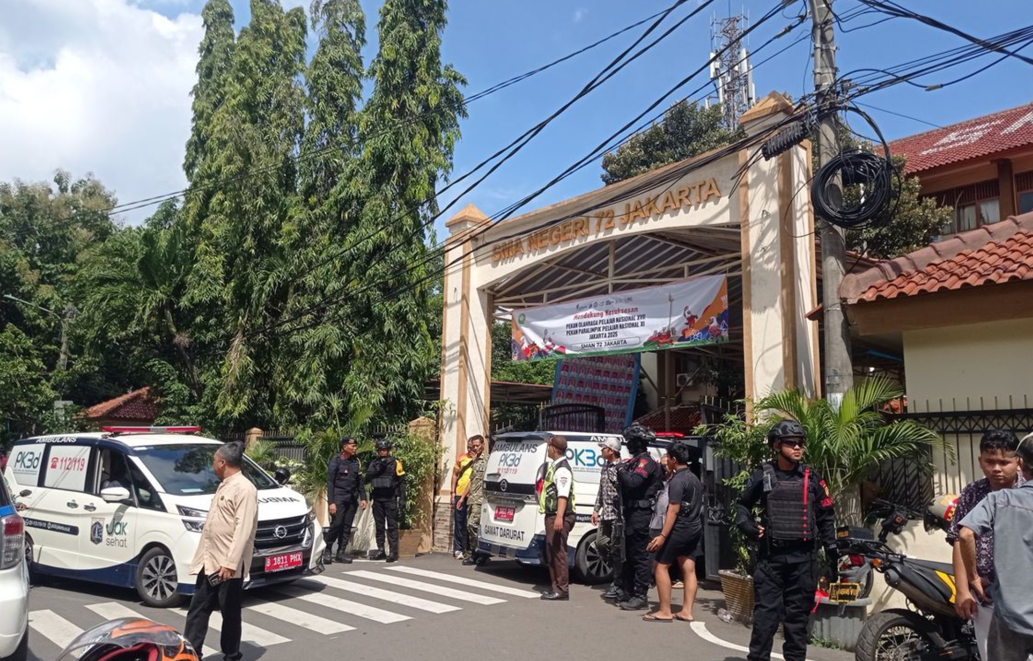Petugas polisi yang berjaga di SMAN 72 Jakarta usai kejadian ledakan.
