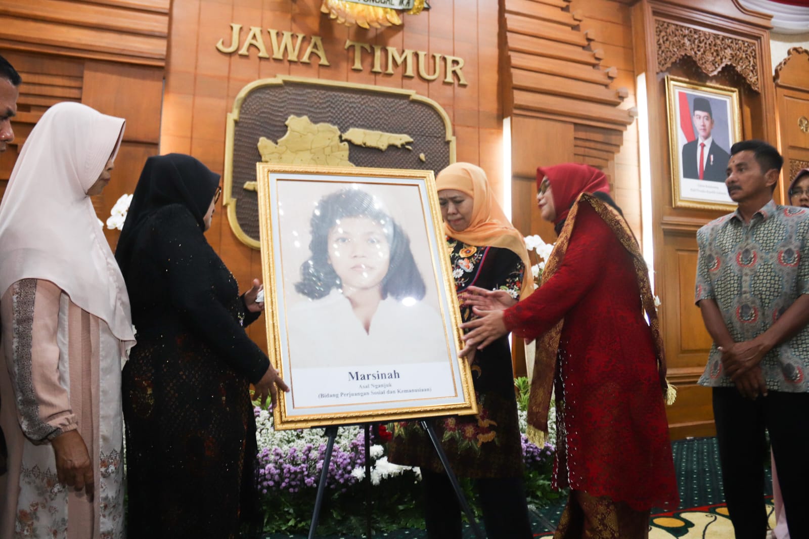 PAHLAWAN: Sejumlah perwakilan buruh dengan membawa poster bergambar pahlawan buruh, Marsinah, mengikuti tasyakuran yang digelar Pemprov Jatim di Gedung Negara Grahadi, Surabaya, Selasa (11/11) sore.