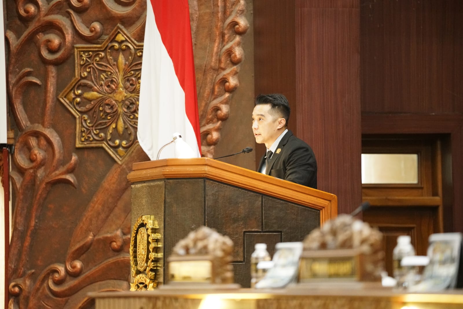 PROYEKSI: Juru Bicara Banggar DPRD Jatim Erick Komala menyampaikan proyeksi pendapatan daerah jatim turun pada 2026.(HUMAS DPRD JATIM/RADAR SURABAYA)