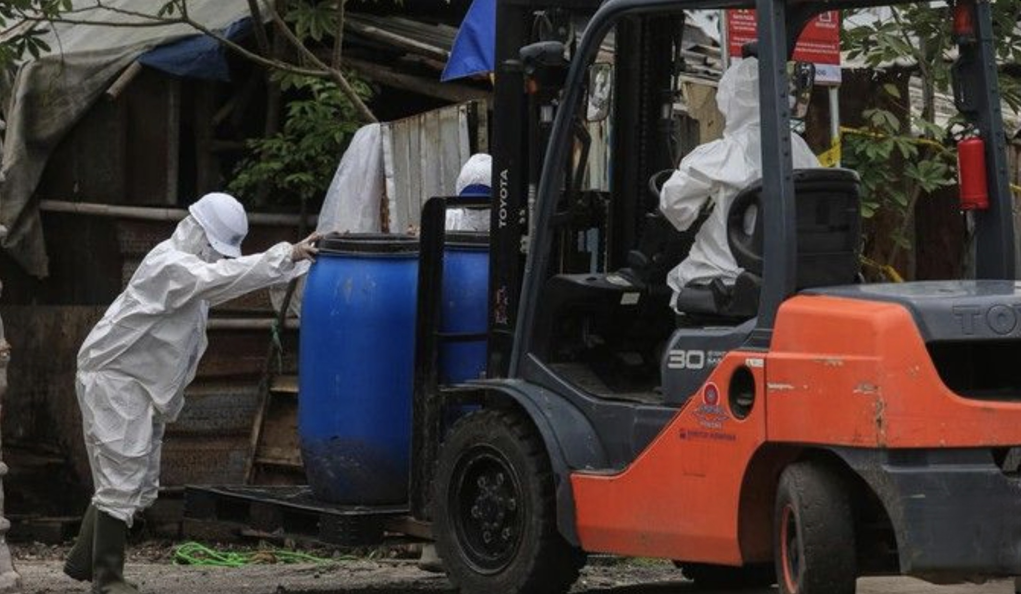 Proses dekontaminasi radioaktif Cesium-137 di kawasan Cikande.