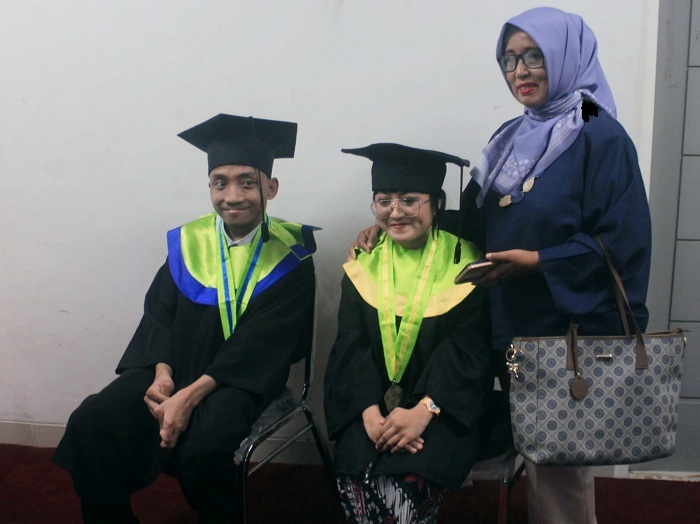 KOMPAK: Adik kakak, R. Muhammad Fajar Santoso (kiri) dan RR. Savira Ayu Mukti (tengah) saat wisuda bersama didampingi ibunda di Graha Unesa Surabaya.