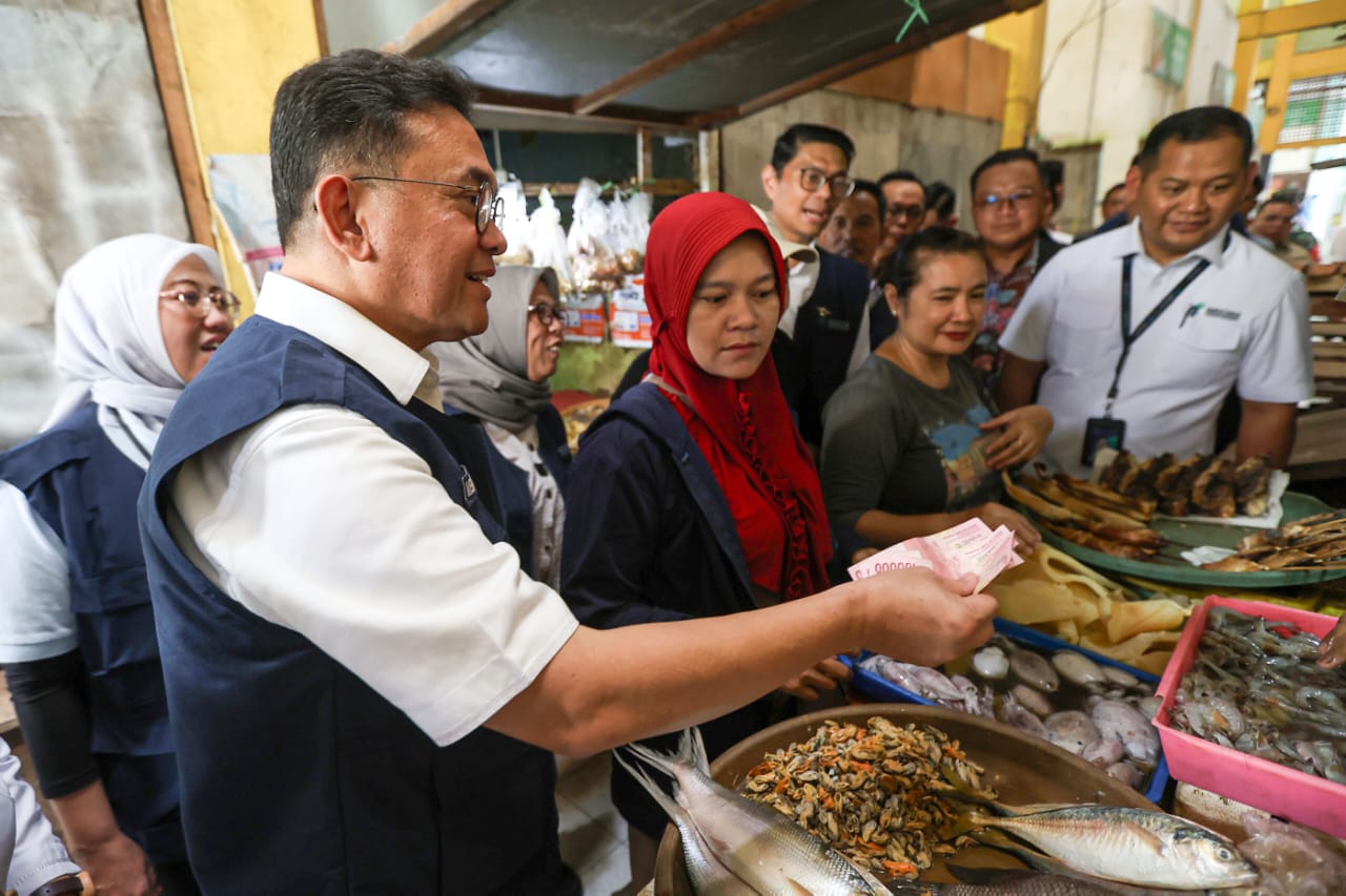 TURUN: Mendag RI Budi Santoso saat membeli di salah satu lapak penjual di Pasar Sememi,  Surabaya. (IST/RADAR SURABAYA)