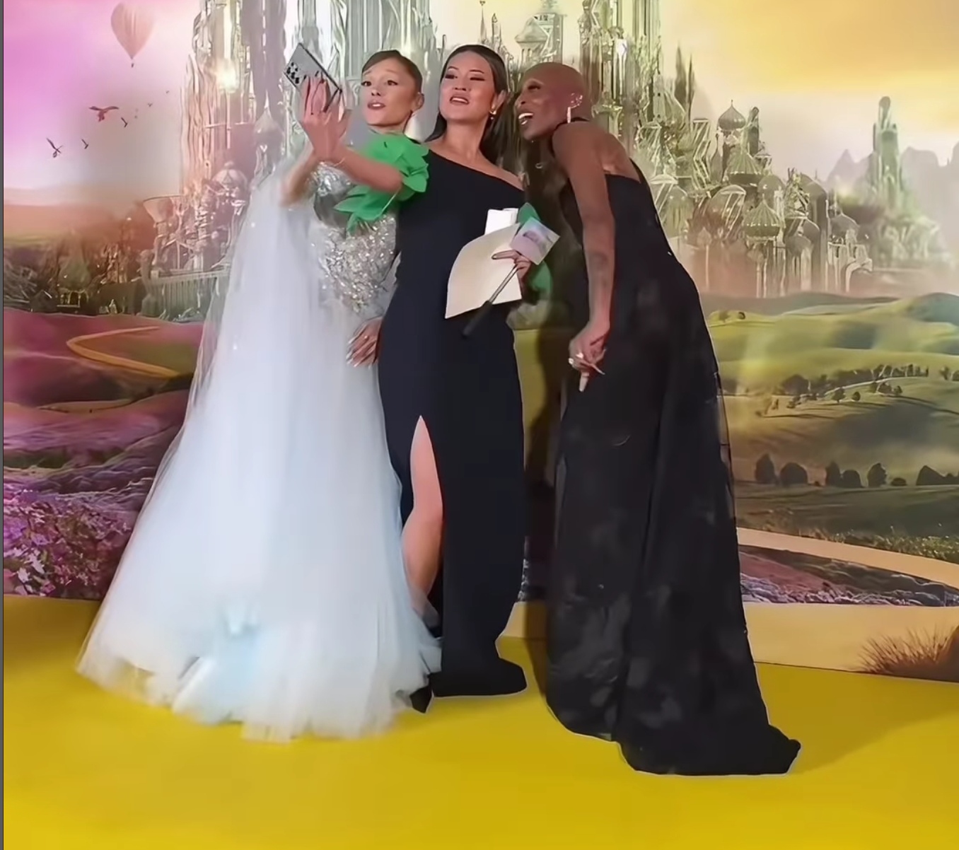 SELFIE: Raisa bertemu Ariana Grande dan Cynthia Erivo saat menghadiri premier film Wicked: For Good di Singapura.