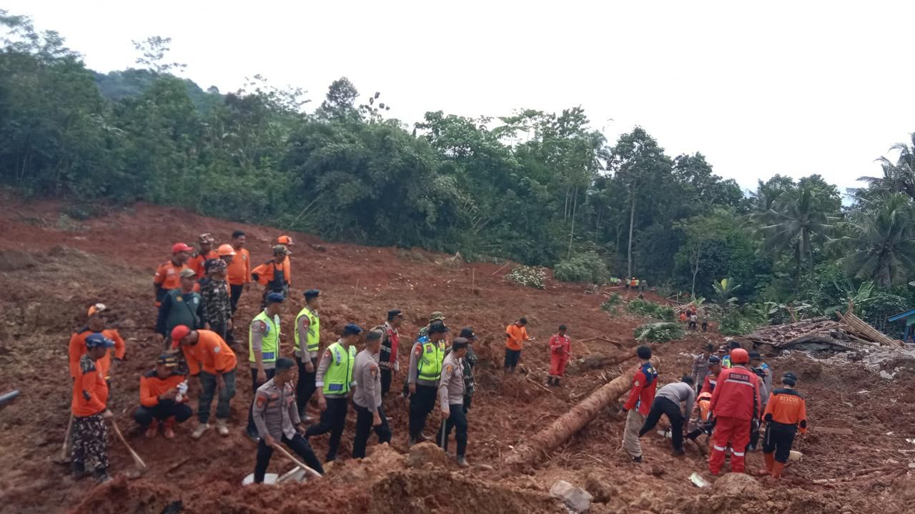 Tim gabungan melakukan pencarian korban tanah longsor yang belum ditemukan di Kecamatan Majenang, Kabupaten Cilacap, Jawa Tengah, Jumat (14/11).