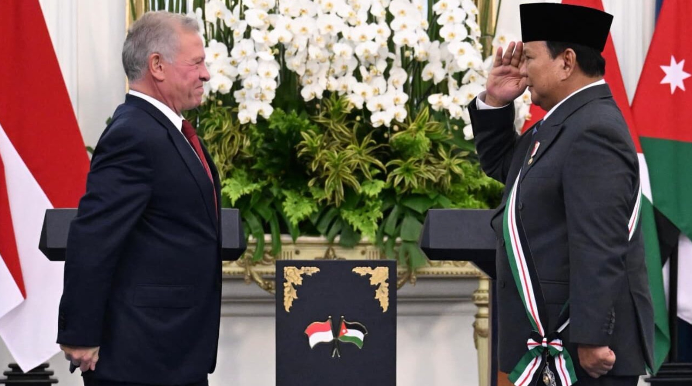 Presiden Prabowo Subianto saat menerima penghargaan The Bejewelled Grand Cordon of Al Nahda dari Raja Abdullah II di Istana Merdeka, Jumat (14/11).