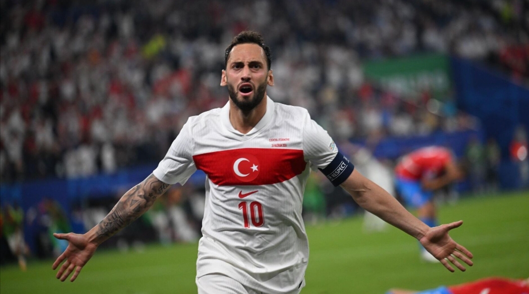 Hakan Calhanoglu bawa Turki melaju ka babak play-off.