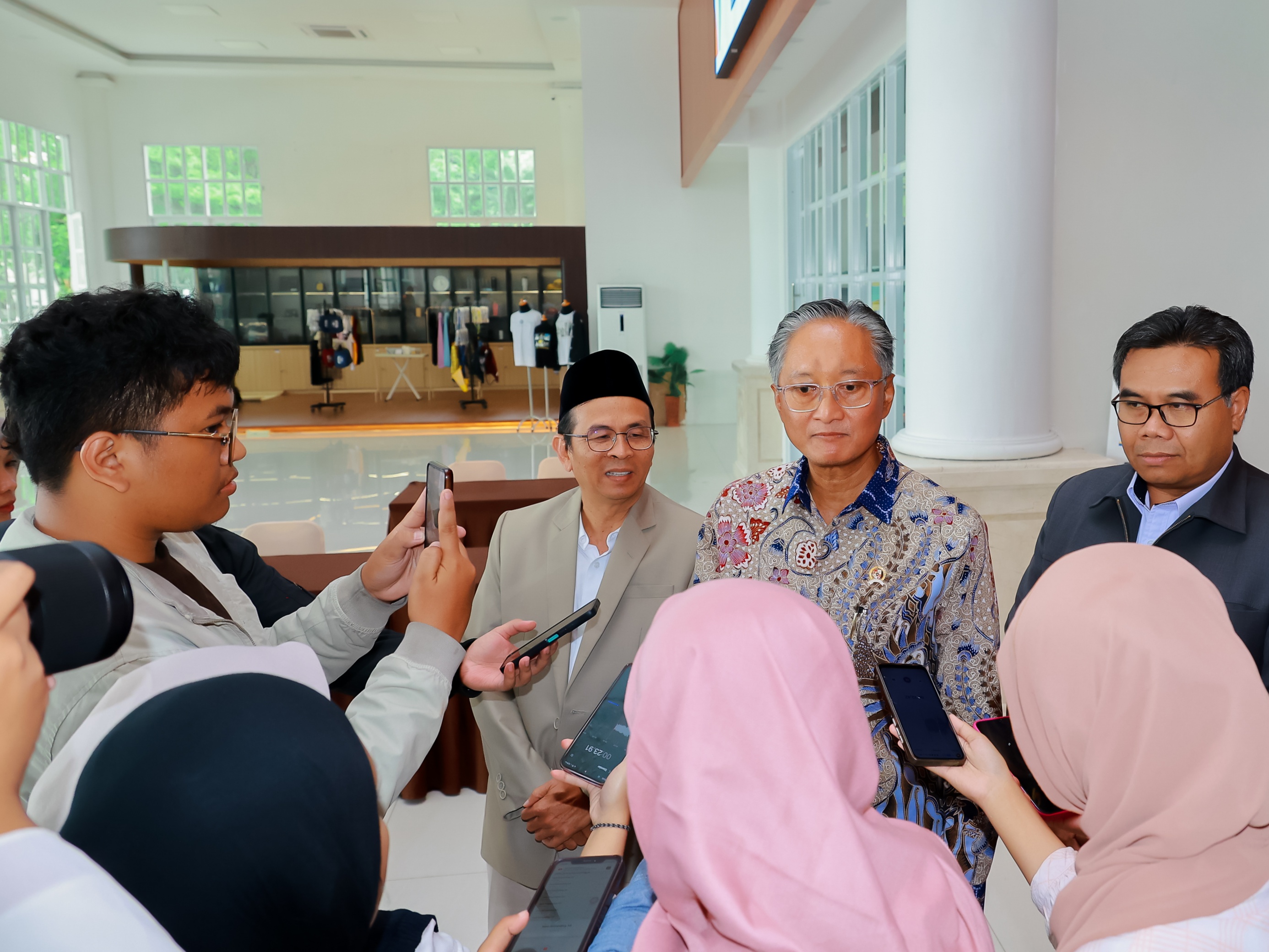 Menteri PUPR Dody Hanggodo bersama Rektor Unair Prof. Madyan usai memberikan kuliah umum di Kampus MERR-C Universitas Airlangga.