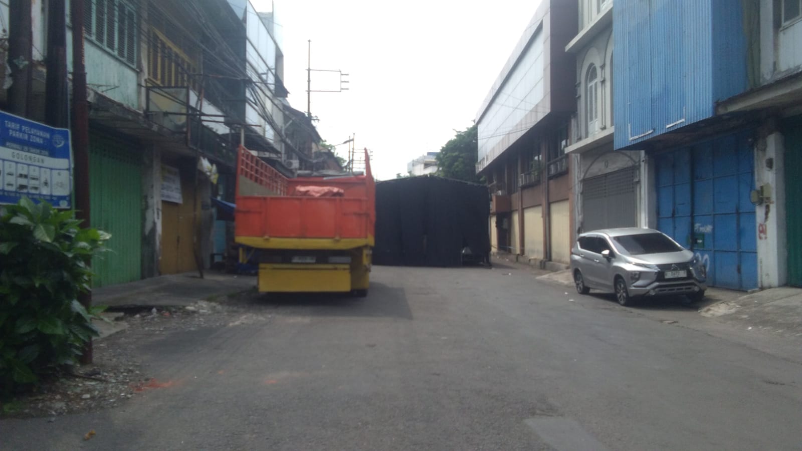 Jalan Waspada Surabaya ditutup 100 persen untuk hajatan warga. (HUREK/RADAR SURABAYA)
