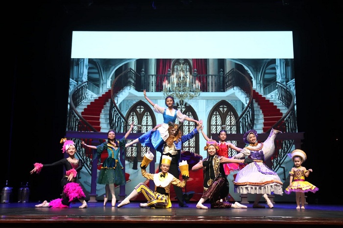 BEAUTY AND THE BEAST: Sejumlah siswa dari Belle Ballet School dalam pertunjukan tari dengan judul Beauty and The Beast, dalam Charity Annual Performance yang digelar di Ciputra Hall, Surabaya