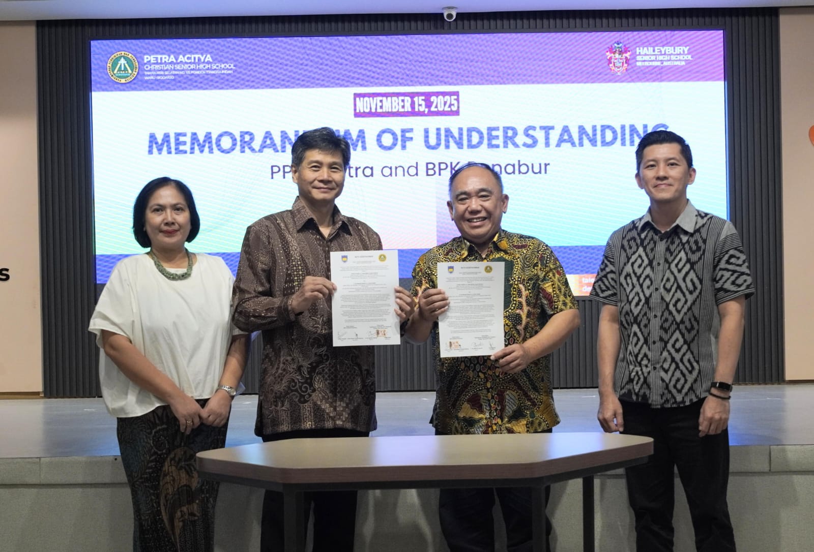 KOLABORASI: PPPK Petra dan BPK Penabur Bandung menunjukkan dokumen Memorandum of Understanding (MoU) sebagai langkah strategis implementasi kurikulum internasional VCE.(IST/RADAR SURABAYA)