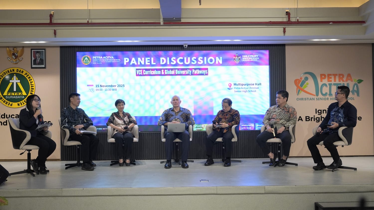 DISKUSI: Panel Discussion VCE Curriculum & Global University Pathways menghadirkan para pakar yang memberikan wawasan mendalam tentang kurikulum VCE. (IST/RADAR SURABAYA)