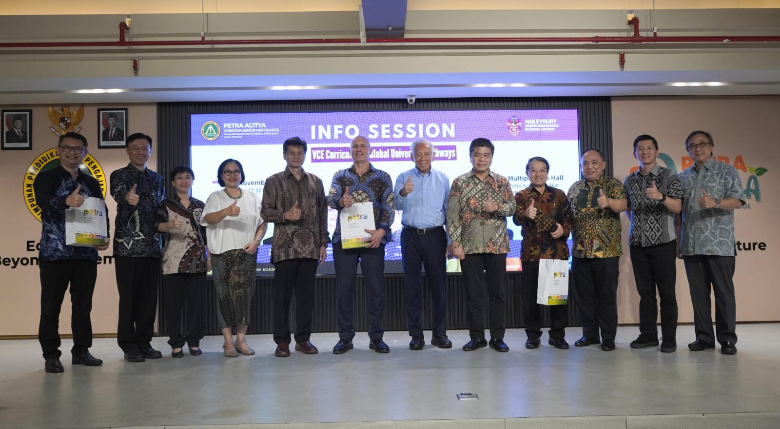 KOMPAK: Suasana hangat para tokoh pendidikan dari PPPK Petra, Haileybury, dan BPK Penabur Bandung saat sesi foto bersama. (IST/RADAR SURABAYA)