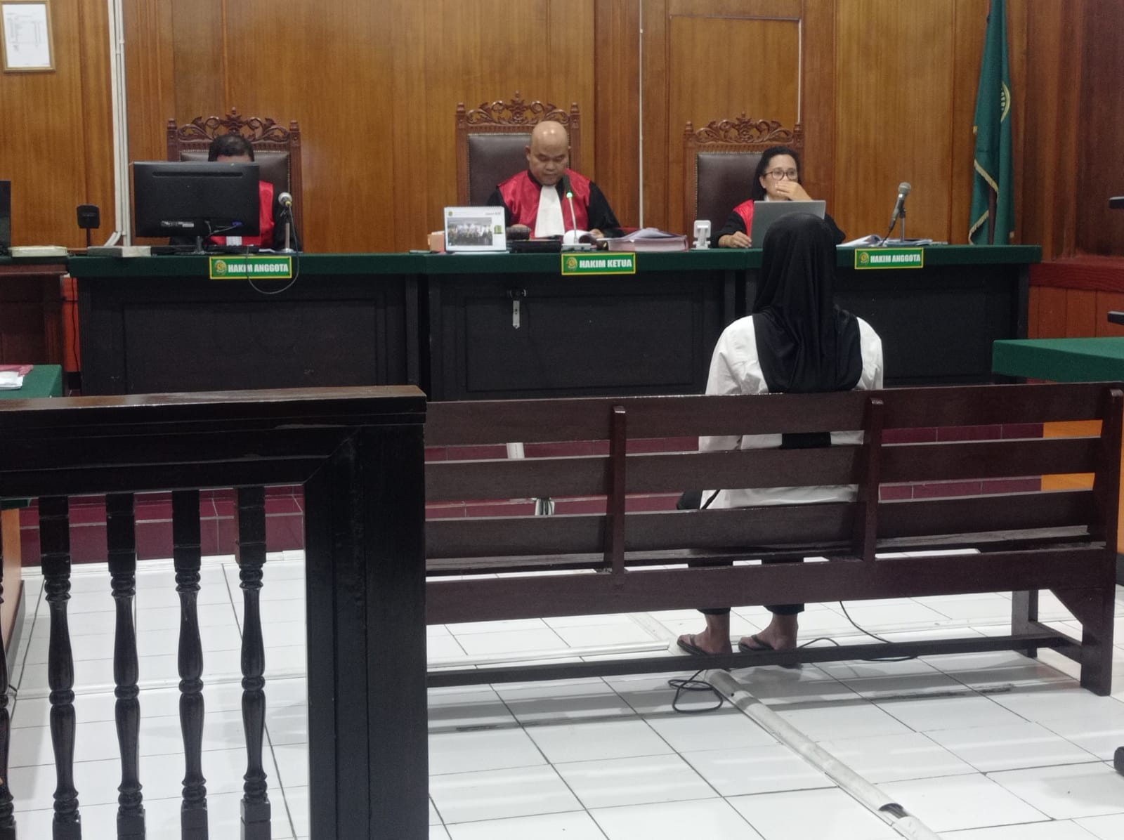 MENYIMAK: Manajer keuangan divonis tiga tahun penjara usai melakukan penggelapan Rp 2,3 miliar.(IST/RADAR SURABAYA)
