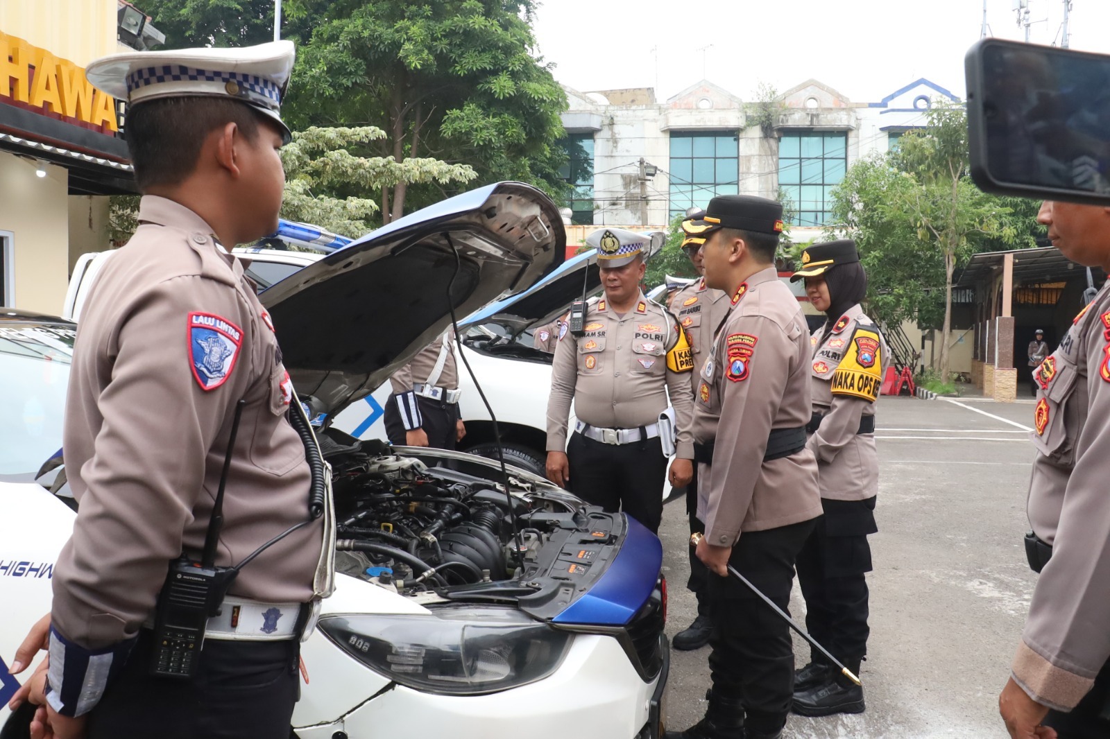TEGAS: Kapolres Pelabuhan Tanjung Perak AKBP Wahyu Hidayat memeriksa sarana sebelum pelaksanaan Operasi Zebra Semeru 2025.(IST/RADAR SURABAYA)