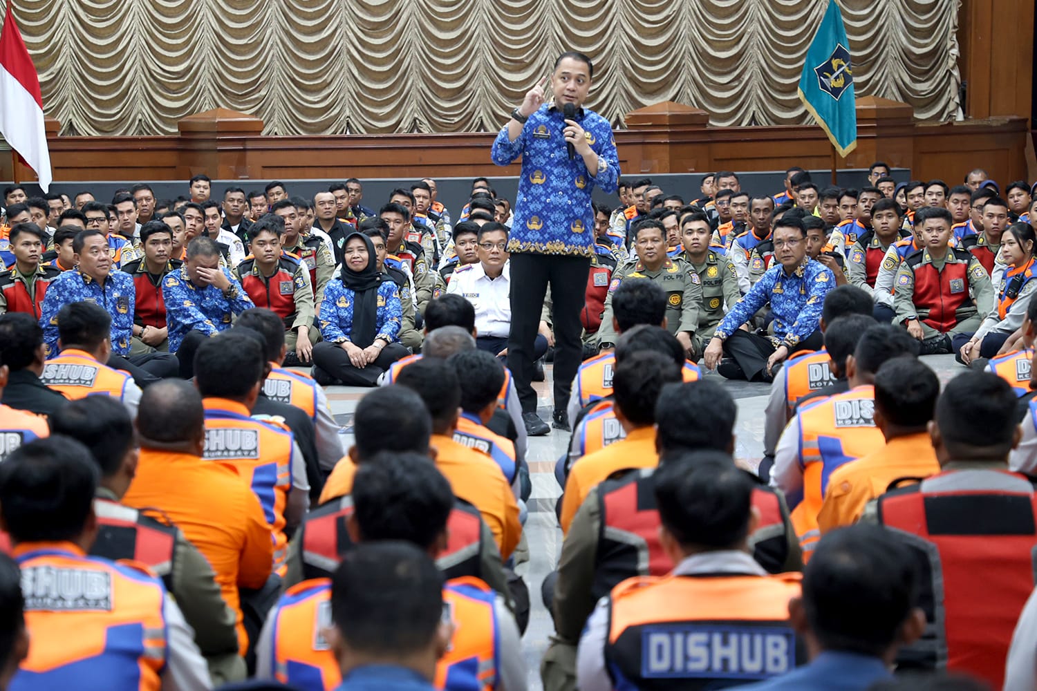 BERSATU: Wali Kota Surabaya Eri Cahyadi saat menyampaikan terkait tugas PRJ di 54 ruas jalan di Surabaya. Pemkot Surabaya melakukan uji coba selama sebulan. (IST/RADAR SURABAYA)