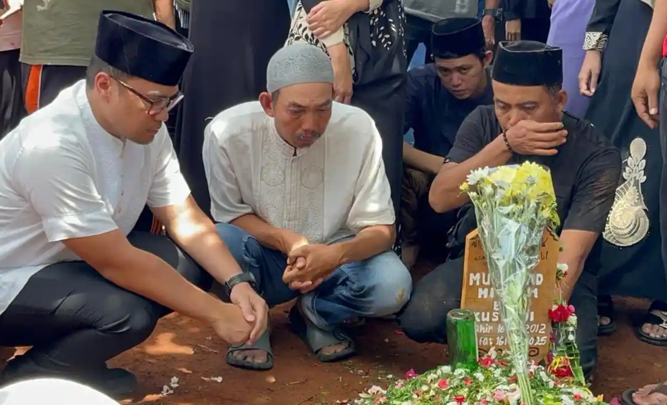 Waki Wali Kota Tangsel Pilar Saga Ichsan melayat di pemakaman siswa SMPN 19 Tangsel, MH yang diduga menjadi korban perundungan, Minggu (16/11).