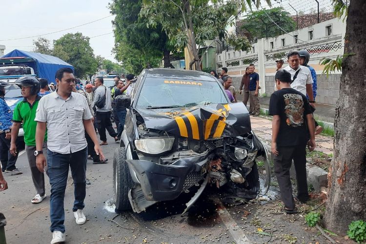 Ringsek : Mobil Patroli Polsek Arjasa yang dikendarai Kapolsek hancur usai tabrak pohon di jalur Pantura.