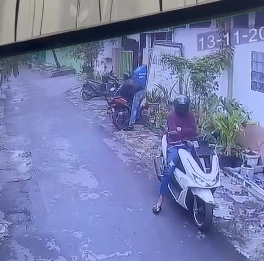 SANTAI: Pelaku curanmor saat beraksi mencuri motor di panti asuhan Jalan Manukan Karya, Surabaya. Aksinya terekam CCTV. (IST/RADAR SURABAYA)