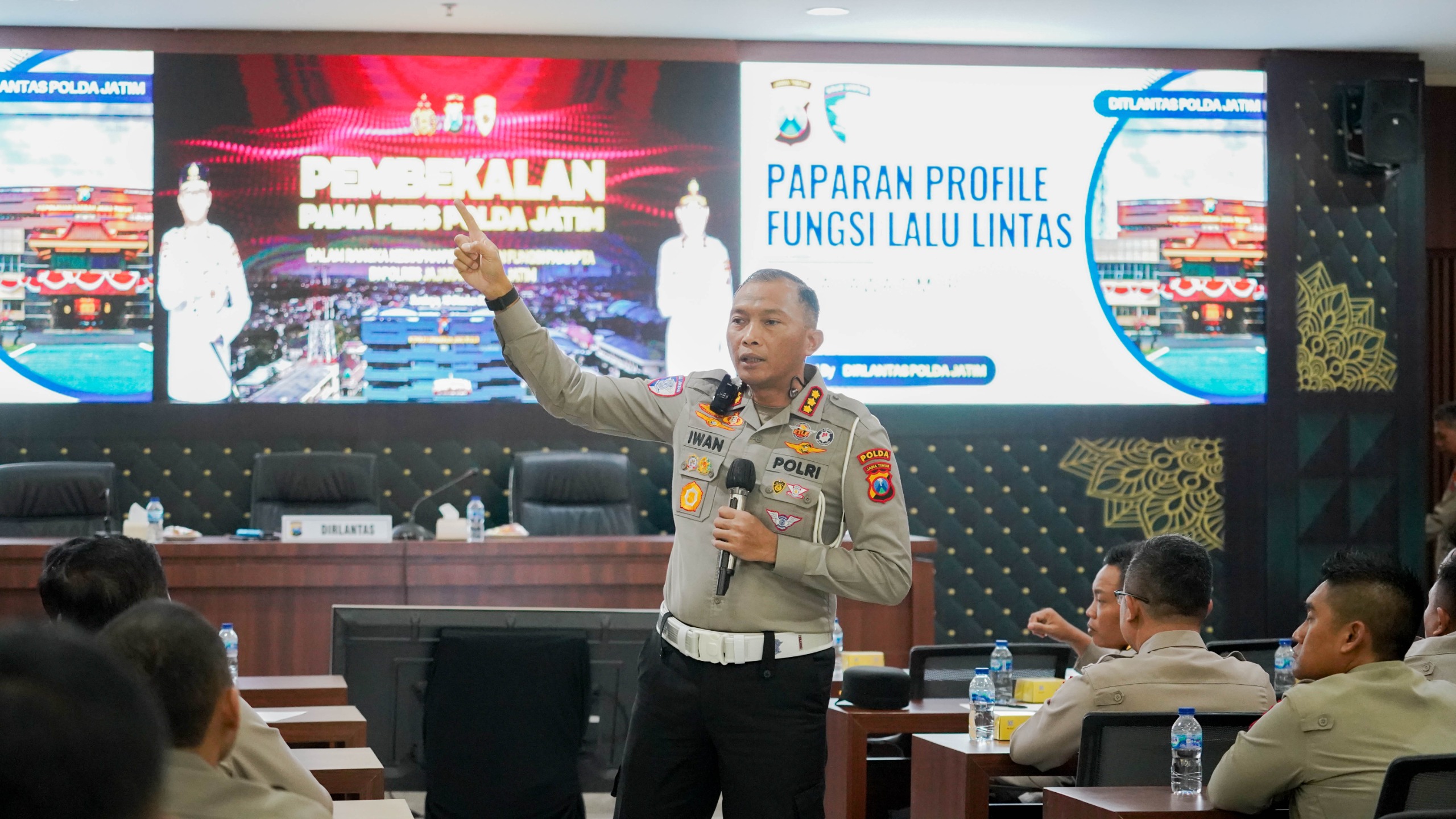 NIHIL: Dirlantas Polda Jatim Kombes Pol Iwan memaparkan analisa pada hari pertama Operasi Zebra Semeru 2025 fatalitas akibat kecelakaan di Jawa Timur nihil.(IST/RADAR SURABAYA)