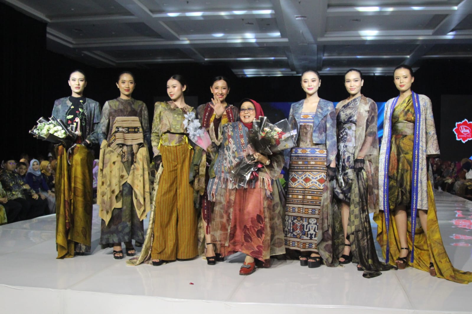 BARU: Sambil membawa buket kembang, Yayuk Eko Agustin turut melenggang bersa sejumlah model yang memeragakan koleksi Namira Eco Print di Iwapi Fashion Runway di Dyandra Convention Hall Surabaya.