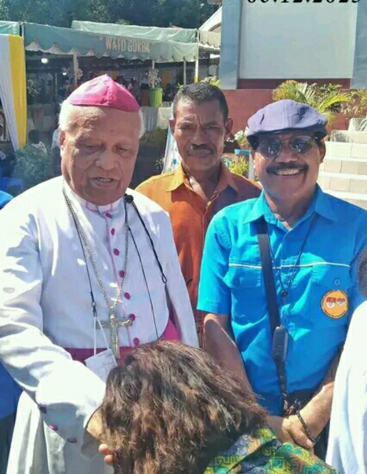 Uskup Larantuka Mgr Frans Kopong Kung bersama jemaatnya. (IST)