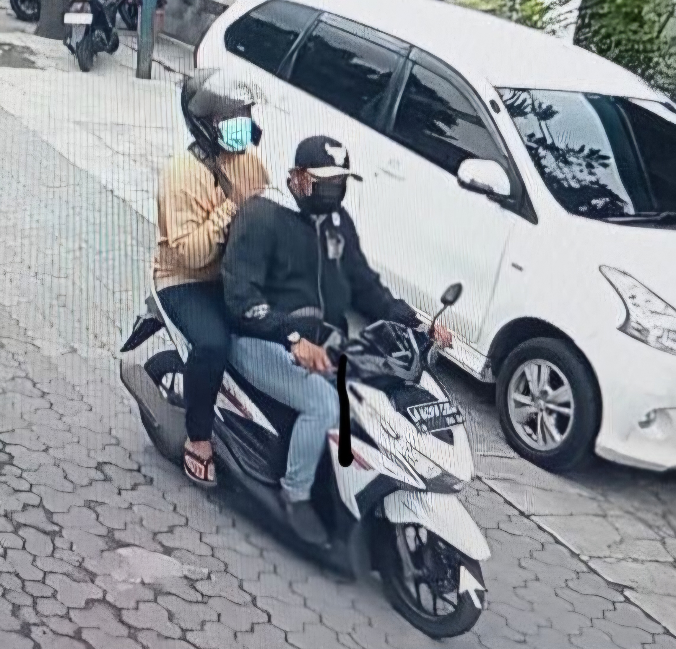 TEREKAM: Dua pelaku terekam curi motor mahasiswa di parkiran masjid kawasan Menanggal, Surabaya. (IST/RADAR SURABAYA)