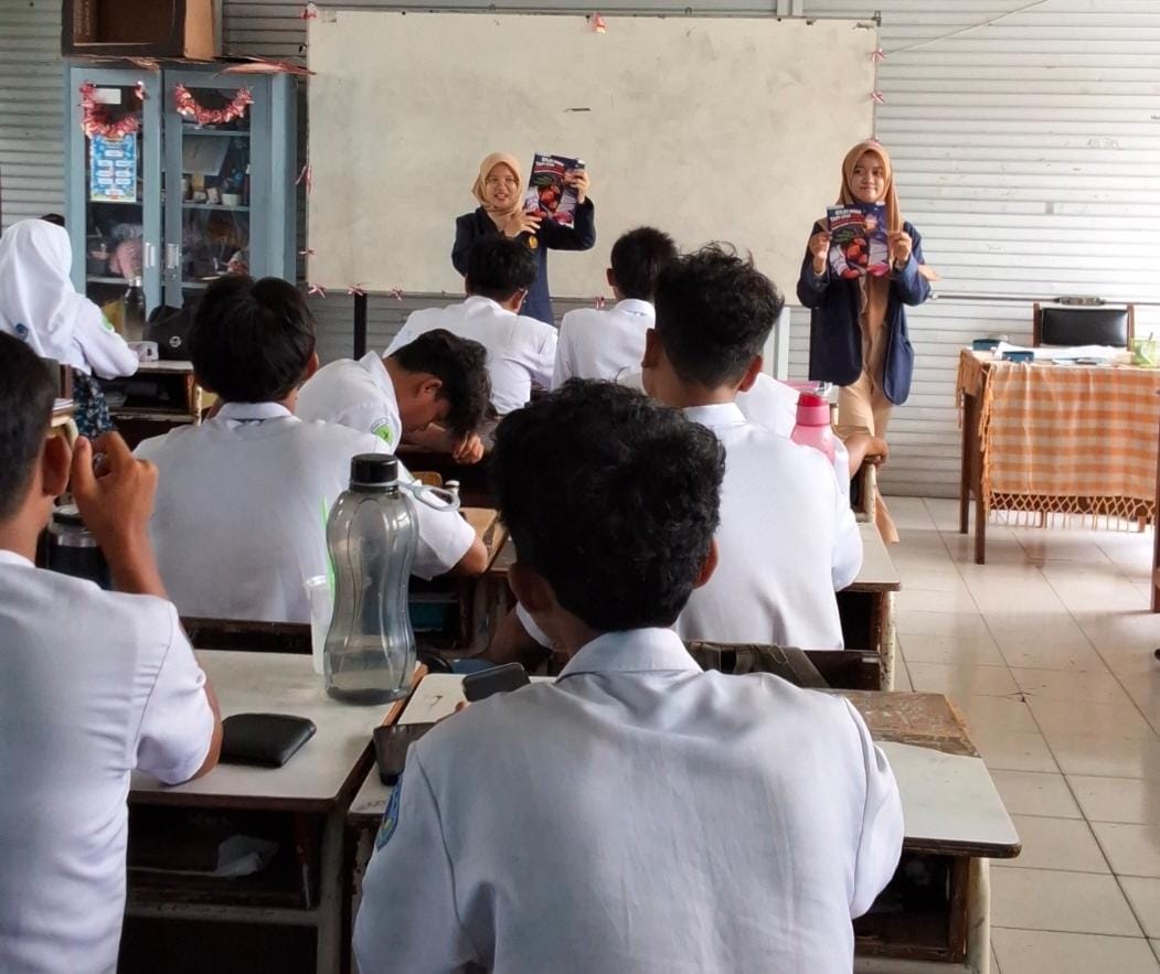 KAMPANYE: Tim Ceri Unesa menggandeng SMAN 22 Surabaya menggelar kampanye edukatif bertajuk &ldquo;AI Boleh Dipakai, Tapi Otak Jangan Diparkir Santai&rdquo;, Kamis (20/11).