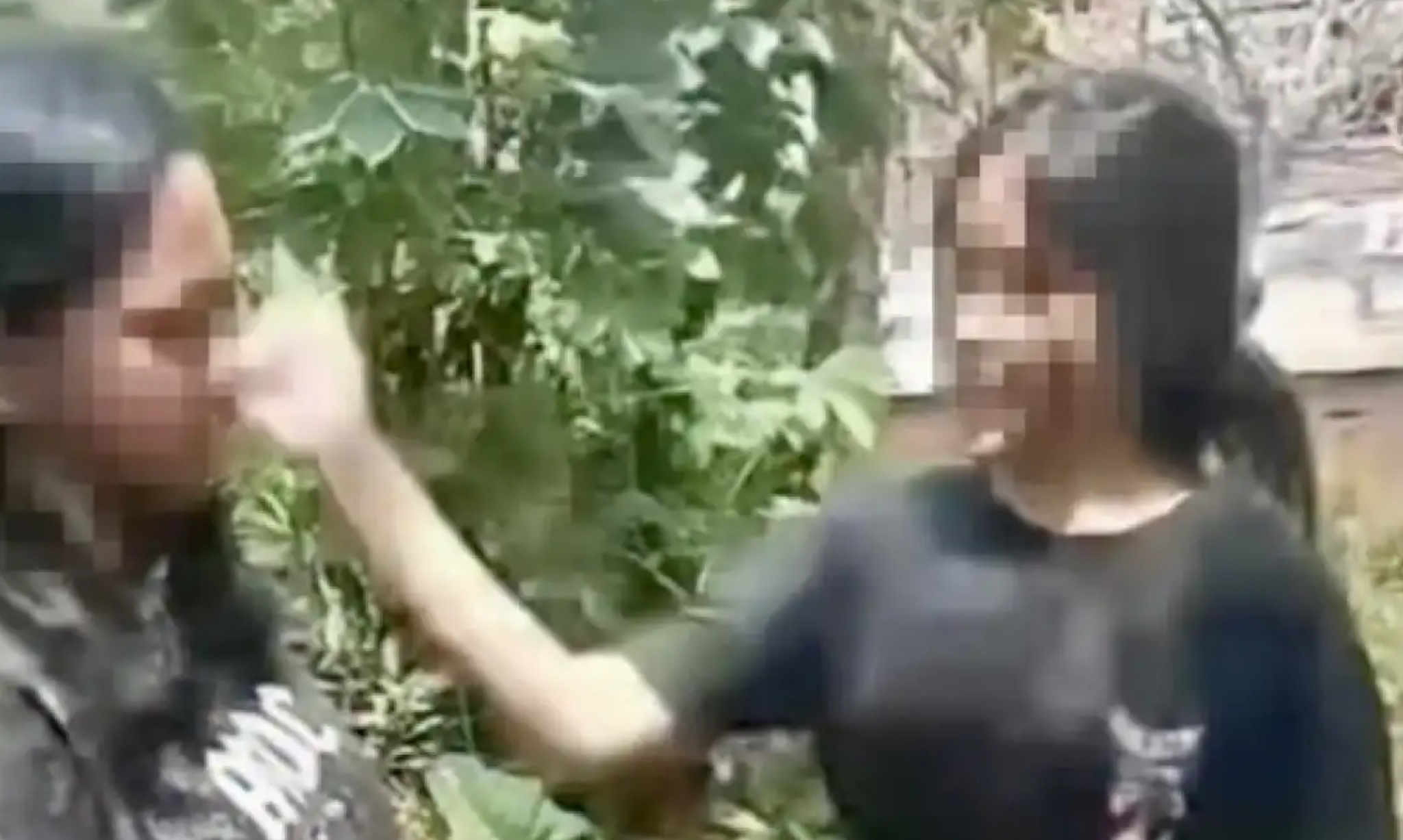 Tangkapan layar video viral perundungan yang dialami oleh siswi SMP di Malang, Jawa Timur.