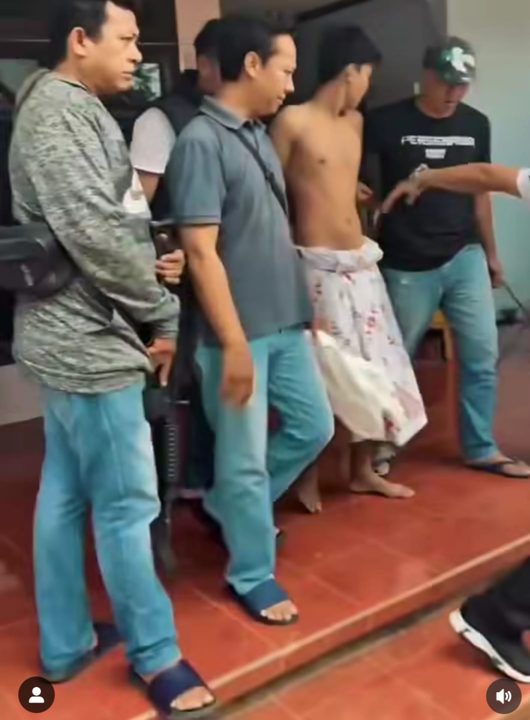 DIAMANKAN: Pelaku FA saat ditangkap Polsek Pakal. Pelaku ditangkap di rumahnya Bangkalan, Madura. (IST/RADAR SURABAYA)