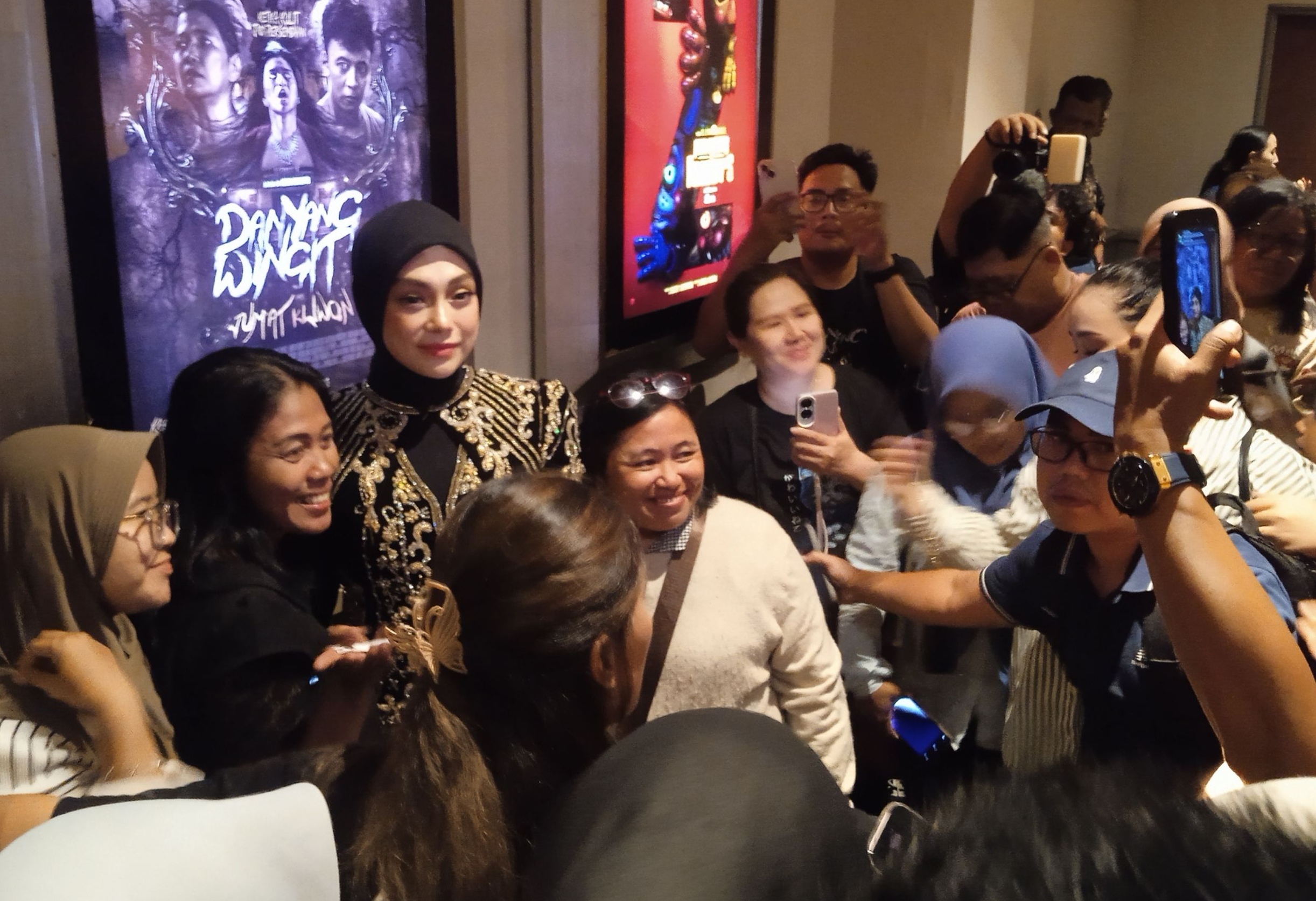 Celine Evangelista pemeran Citra dalam Danyang Wingit Jumat Kliwon saat roadshow di XXI Tunjungan Plaza, Surabaya, Sabtu (22/11) malam.