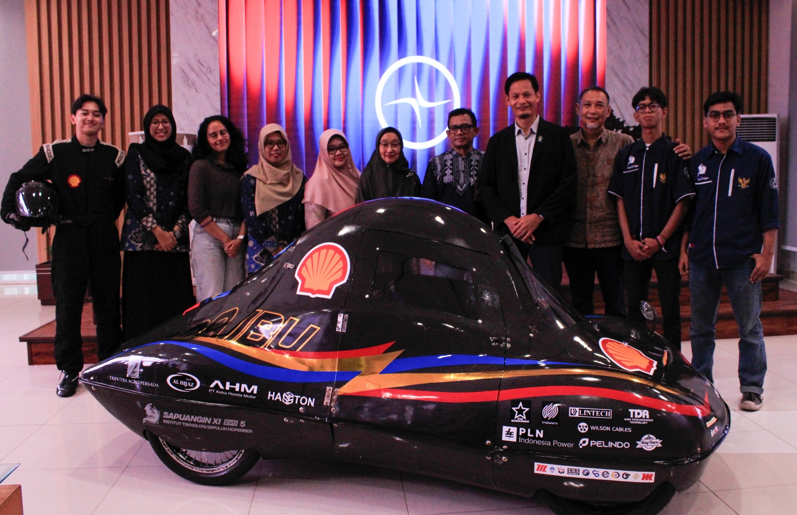 Tim Sapuangin ITS saat mempersiapkan test drive mobil Urban XI EVO 5.
