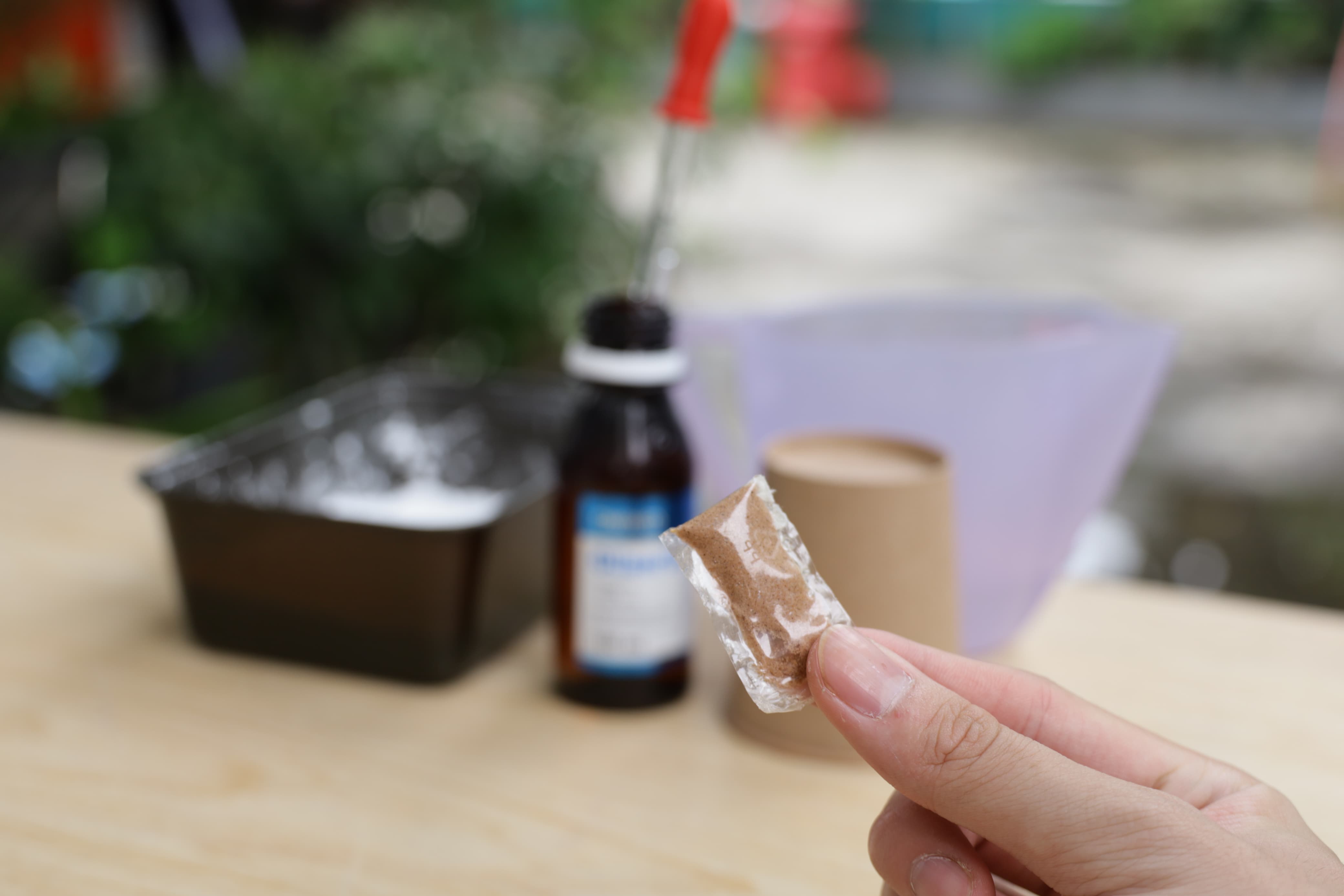 Edible Plastic yang berisi Energen siap diseduh dengan segelas air panas