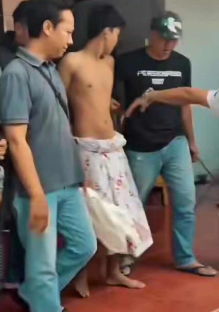 DIGEREBEK: Tersangka FA saat diamankan di rumahnya wilayah Bangkalan, Madura. Pelaku curanmor di Pakal, Surabaya, ini ternyata residivis. (IST/RADAR SURABAYA)