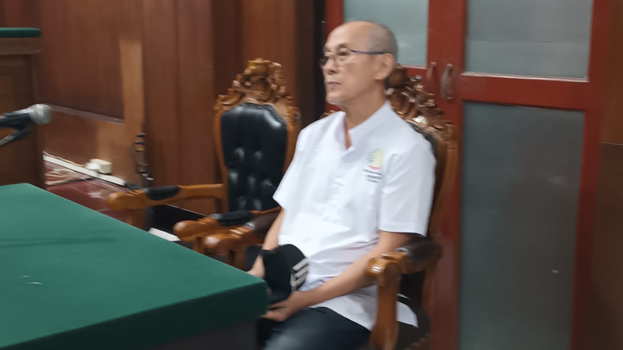 KOSONG: Terdakwa Njoo Kioe Thing alias Yogi Sanjaya saat Dituntut Dua Tahun tiga bulan penjara di PN Surabaya, karena akadus modus PO fiktif.(IST/RADAR SURABAYA)
