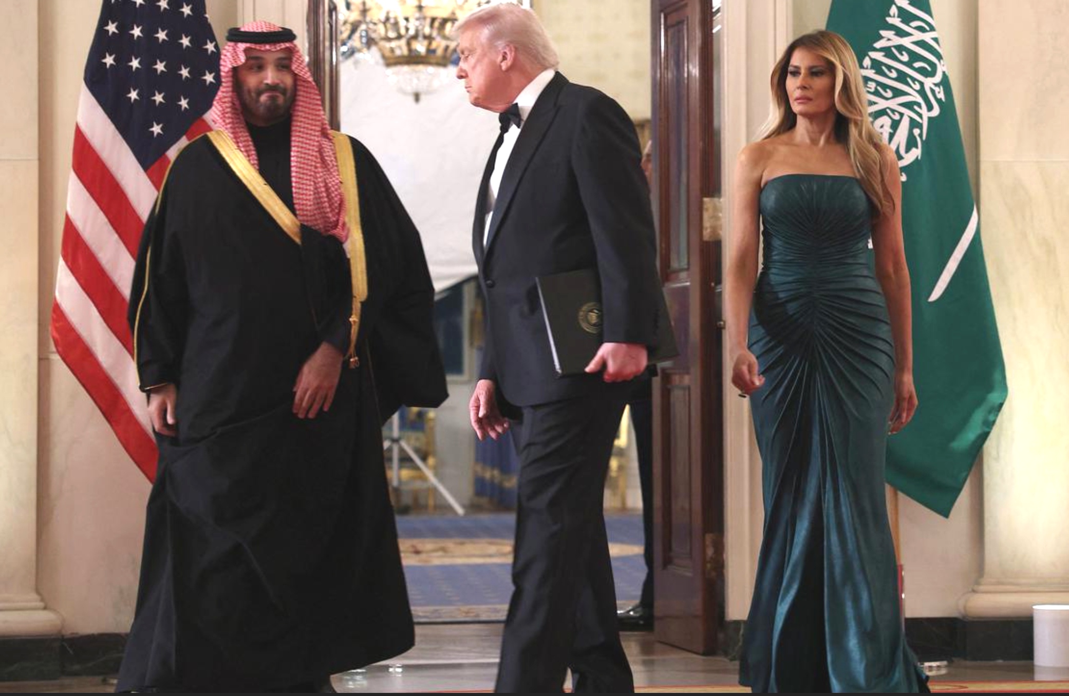 Melania Trump mengenakan gaun hijau emerald saat jamuan makan malam Putra Mahkota Saudi Mohammed bin Salman di Gedung Putih.