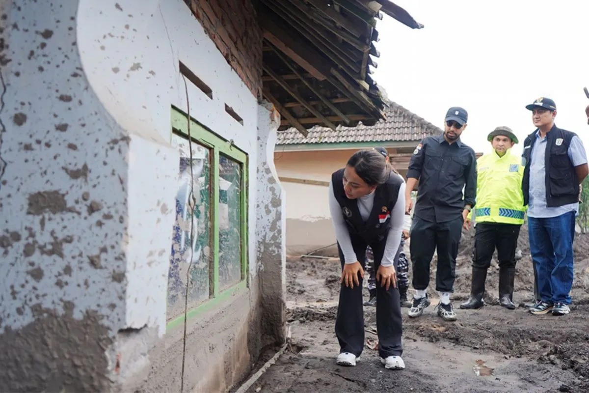 Utusan Khusus Presiden Bidang Pariwisata, Zita Anjani,  melihat lokasi erupsi Semeru di Pronojiwo Lumajang. (ANTARA)